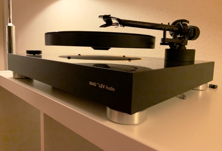 První gramofon s levitujícím talířem